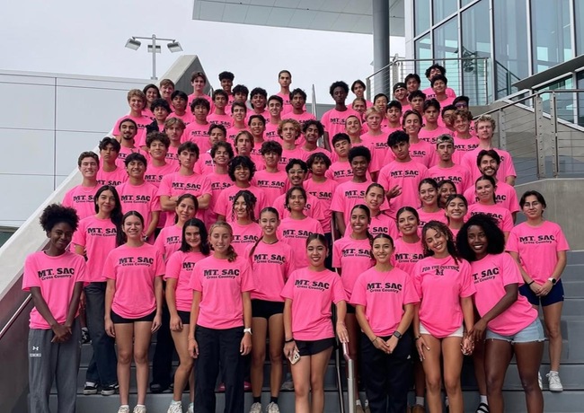 The 2025 Men's and Women's Cross Country Teams.